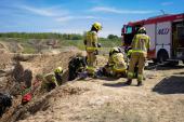 Ćwiczenia strażaków na kopalni piasku