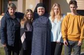 Siostry z Mirkowa przyjęły 15 uchodźców
