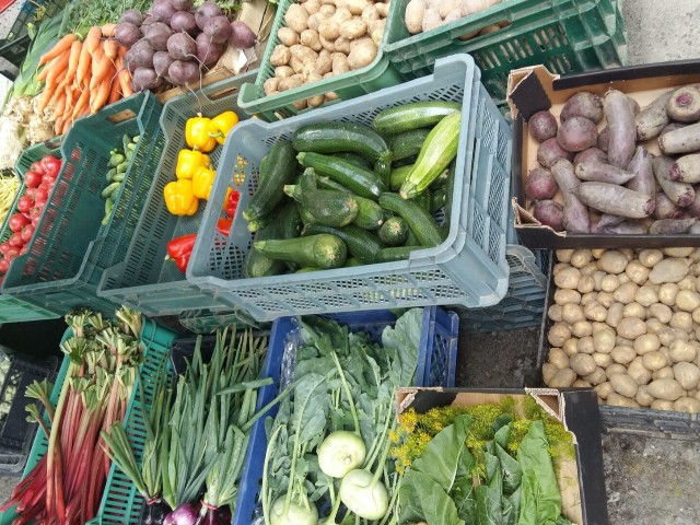 Ceny warzyw i owoców na targu. Dane z 22 czerwca