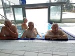 Seniorzy z DDP w Hucie na basenie w Kaliszu