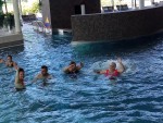 Seniorzy z DDP w Hucie na basenie w Kaliszu