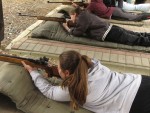 Uczniowie na nauce strzelania z broni palnej. Wizyta w Wójcinie