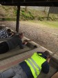 Uczniowie na nauce strzelania z broni palnej. Wizyta w Wójcinie