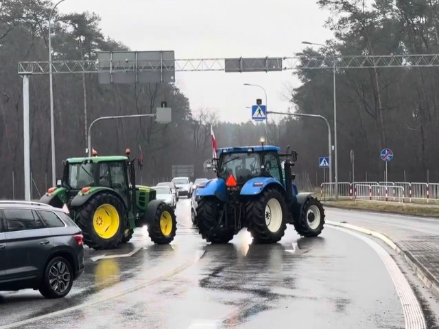 Rolnicy cały czas prowadzą protest pod Kępnem [FILM]