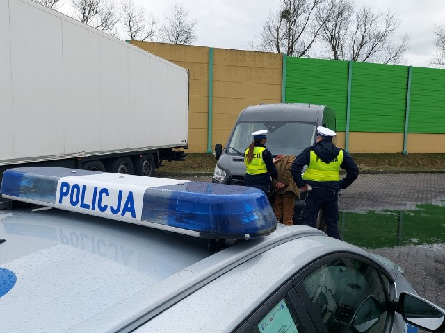 Policjanci z Wieruszowa na terenie miasta zatrzymali złodzieja busa