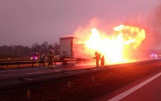 Pożar ciężarówki przewożącej parafinę na S8