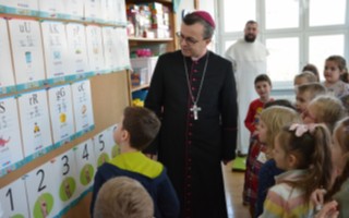 Biskup odwiedził przedszkole i liceum