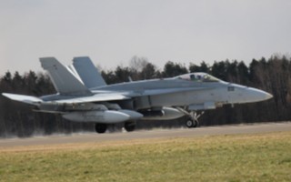 Do Łasku dotarły samoloty F18
